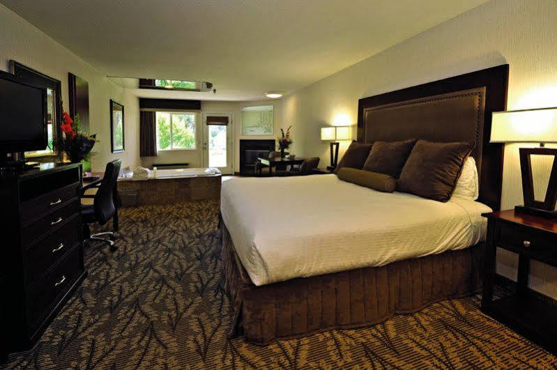 Shilo Inn Suites Hotel - Бенд Экстерьер фото
